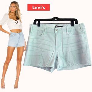 LEVI's NWOT Skater Whiskering Frayed Hems Below-Waist Wedgie Shorts 12